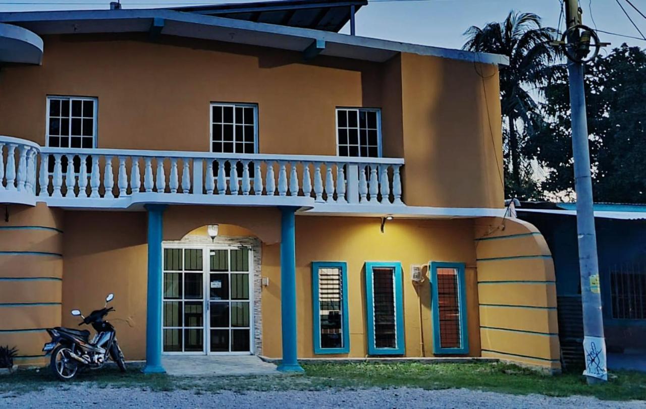 Hotel Y Restaurante Casa Jardines San Benito 外观 照片